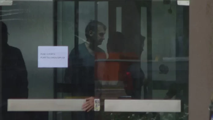 Bolsonaro deixa prisão para internação e cirurgia de hérnia em Brasília