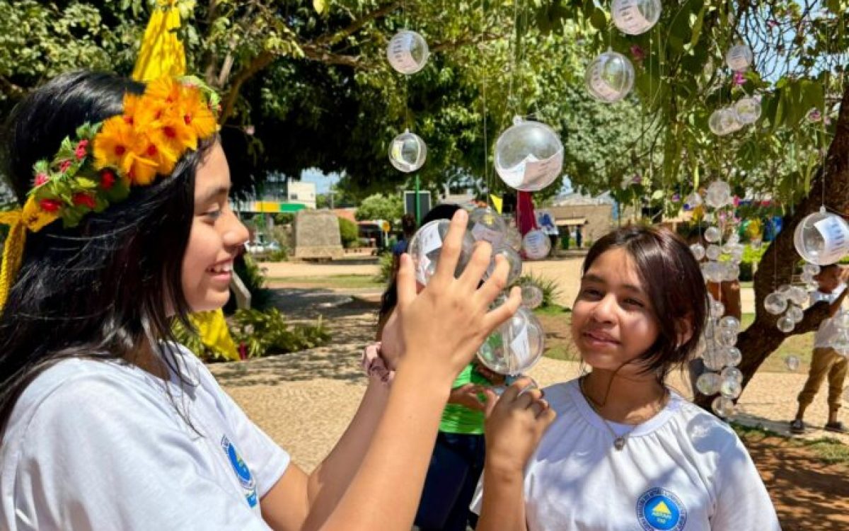 “Fiquei feliz de ver meu verso lá”: crianças escritoras indígenas de Anastácio participam da FLIB