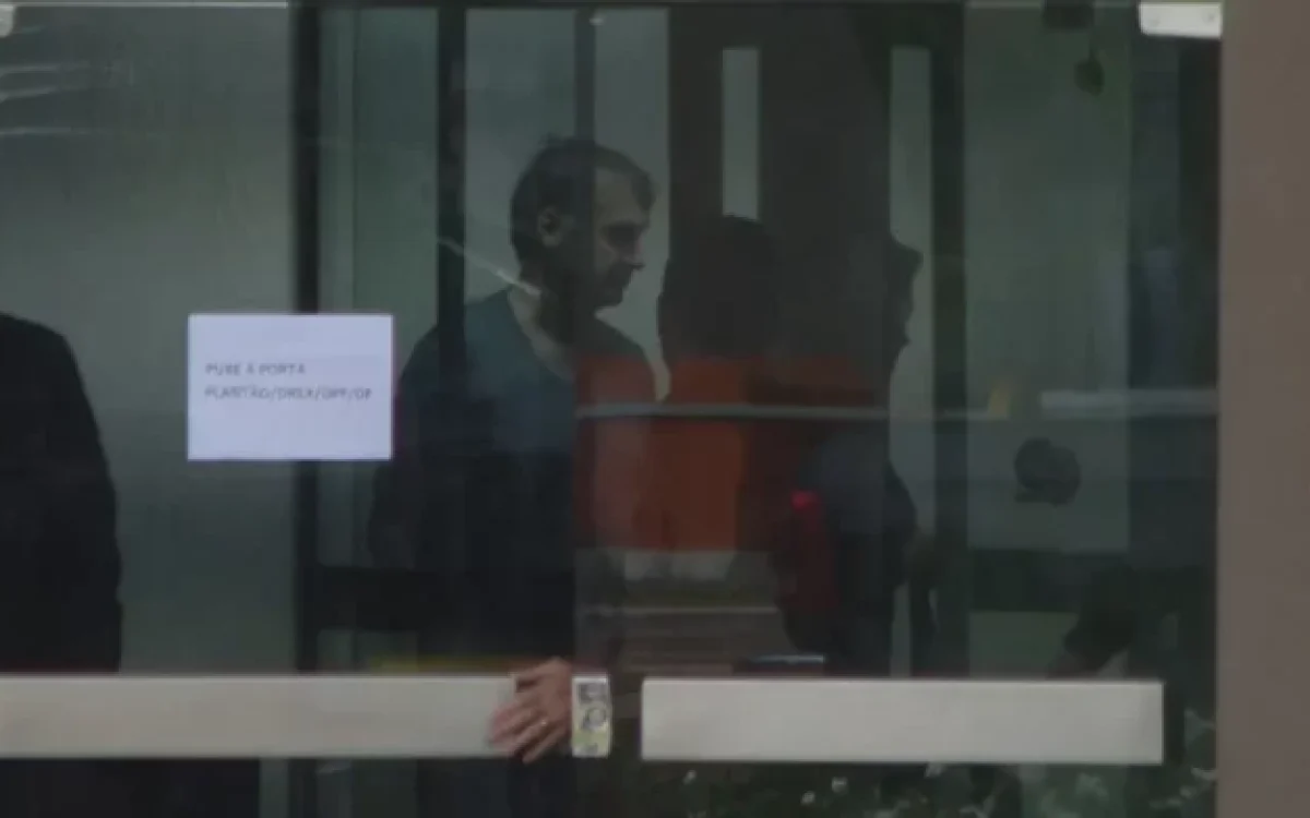 Bolsonaro deixa prisão para internação e cirurgia de hérnia em Brasília