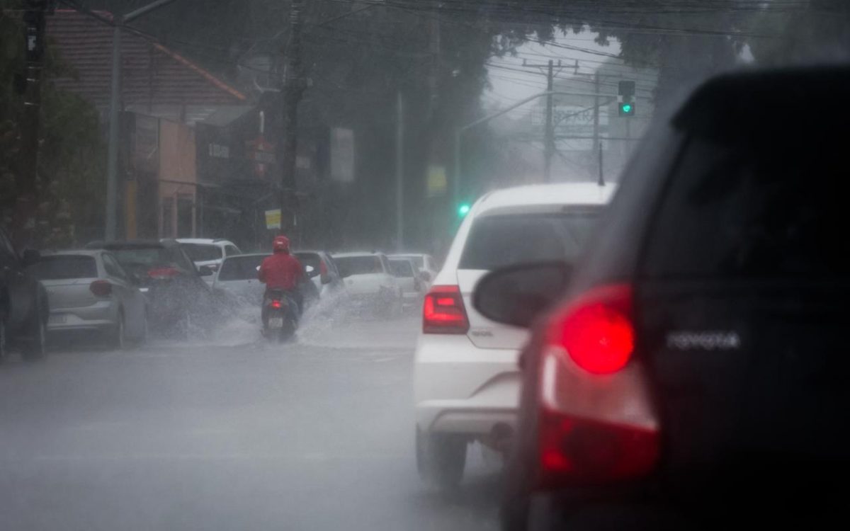Chuva chega com força e dia vira noite em Campo Grande