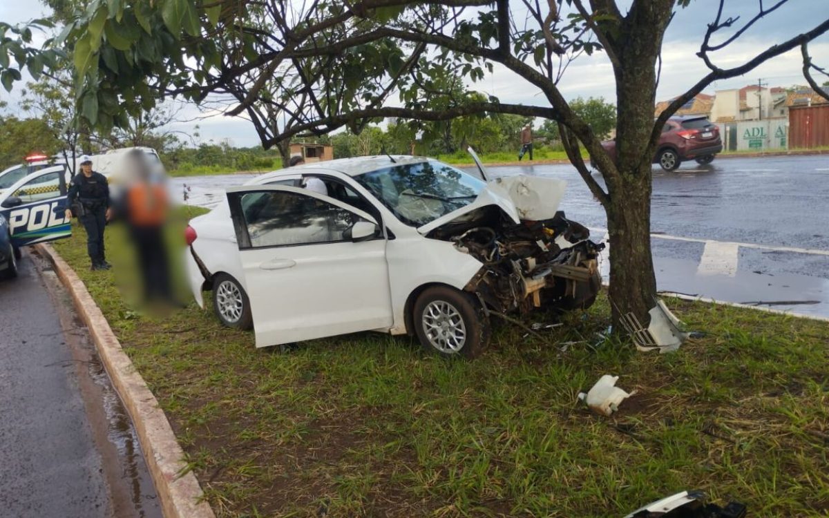 Comerciante sem cinto de segurança morre ao bater carro em árvore no Tiradentes