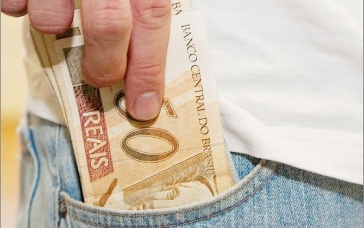 13º salário vai injetar R$ 4 milhões na economia de MS  O décimo terceiro salário pode ser pago em duas parcelas, sendo a primeira entre 1º de fevereiro e 30 de novembro