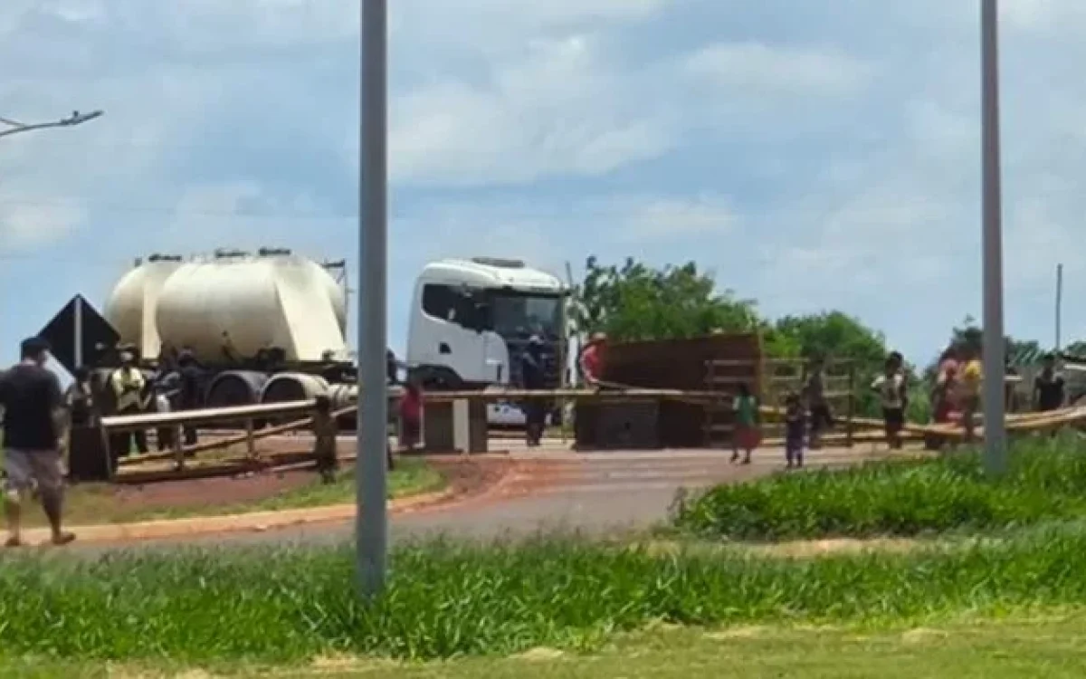 Indígenas Guarani-Kaiowá bloqueiam anel viário de Dourados pela terceira vez na semana