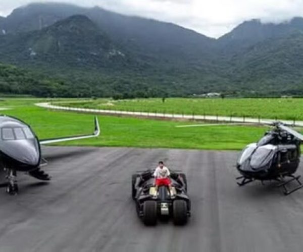 Neymar ostenta Batmóvel, jato e helicóptero; valor impressiona