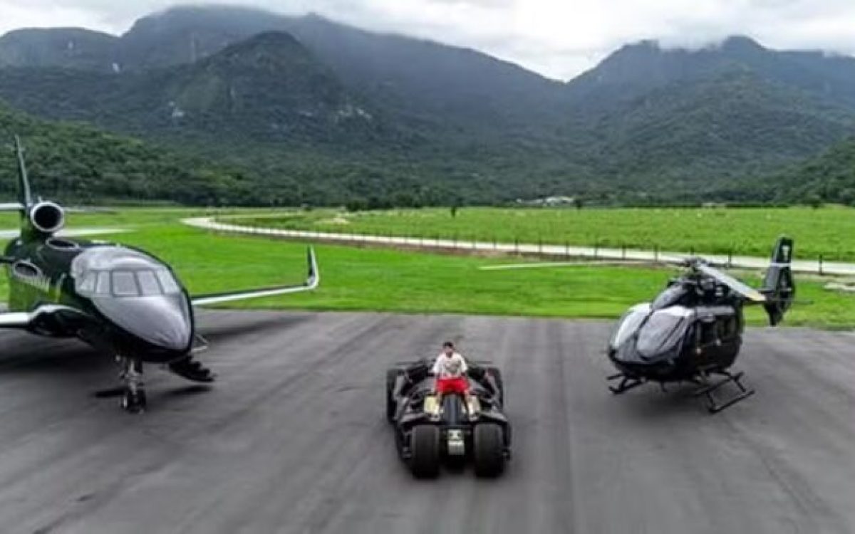 Neymar ostenta Batmóvel, jato e helicóptero; valor impressiona