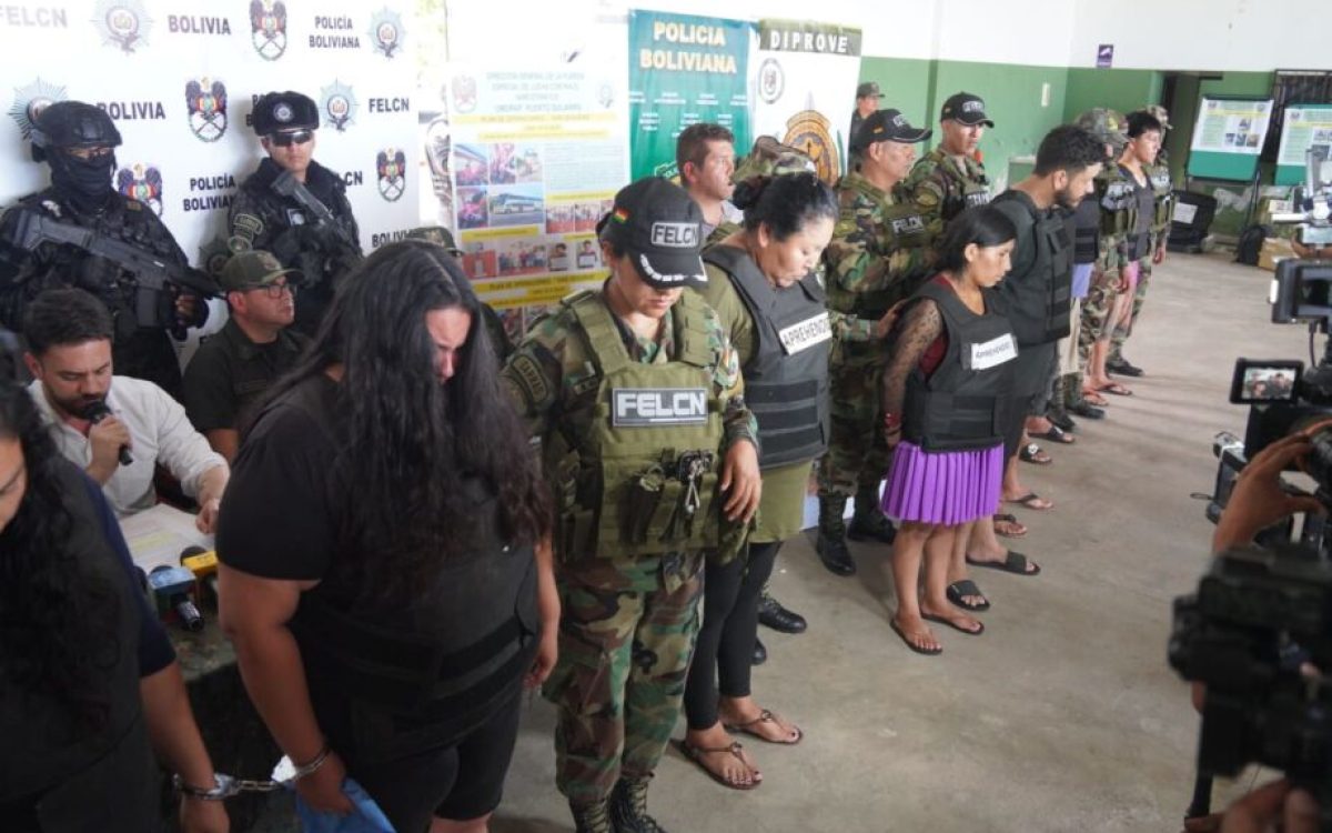Avião brasileiro e meia tonelada de cocaína são apreendidos na fronteira Entorpecente interceptado é avaliado em quase US$ 1,5 milhão; Bolívia passou a fazer monitoramento do espaço aéreo na região