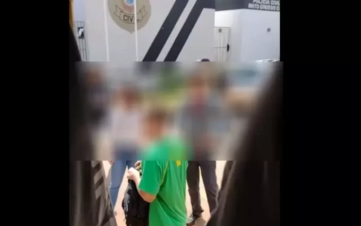 Jovem diz que está com arma e ônibus com estudantes vai parar em delegacia
