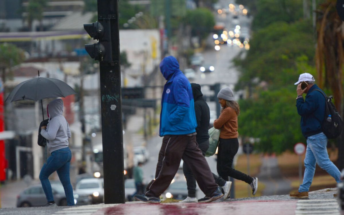 Frente fria derruba temperaturas e traz tempestades no fim de semana