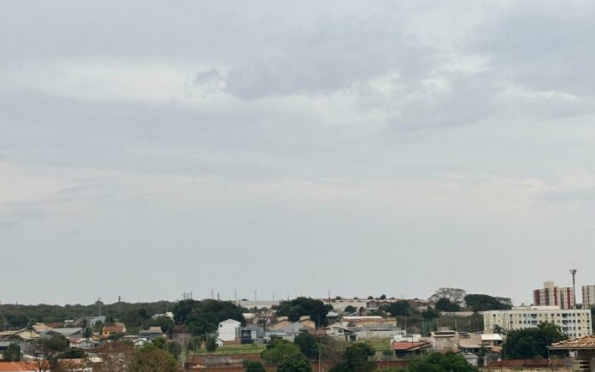 Frente fria muda o tempo em Campo Grande e traz alerta de temporal neste sábado
