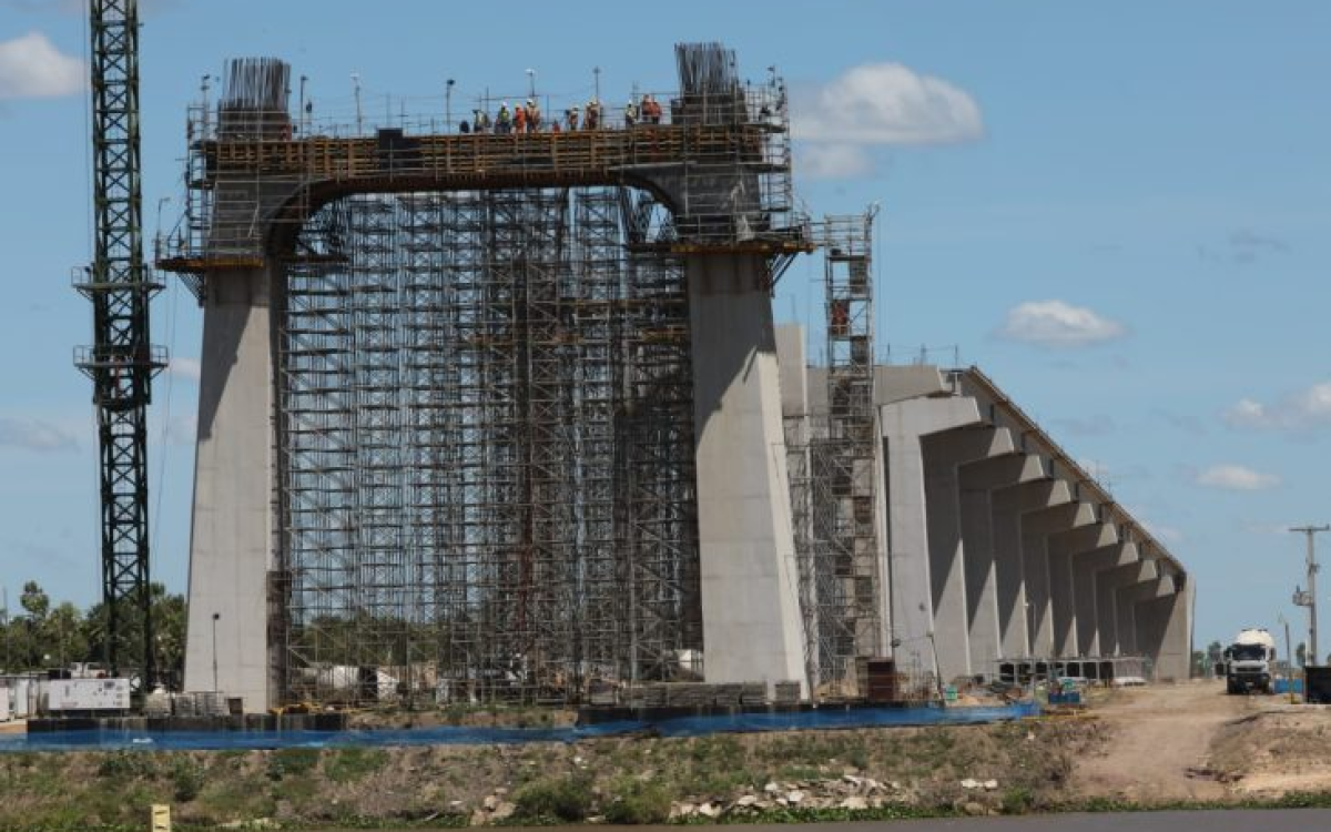 Em visita às obras da ponte de Porto Murtinho, Eduardo Riedel reforça que Rota Bioceânica vai se tornar realidade